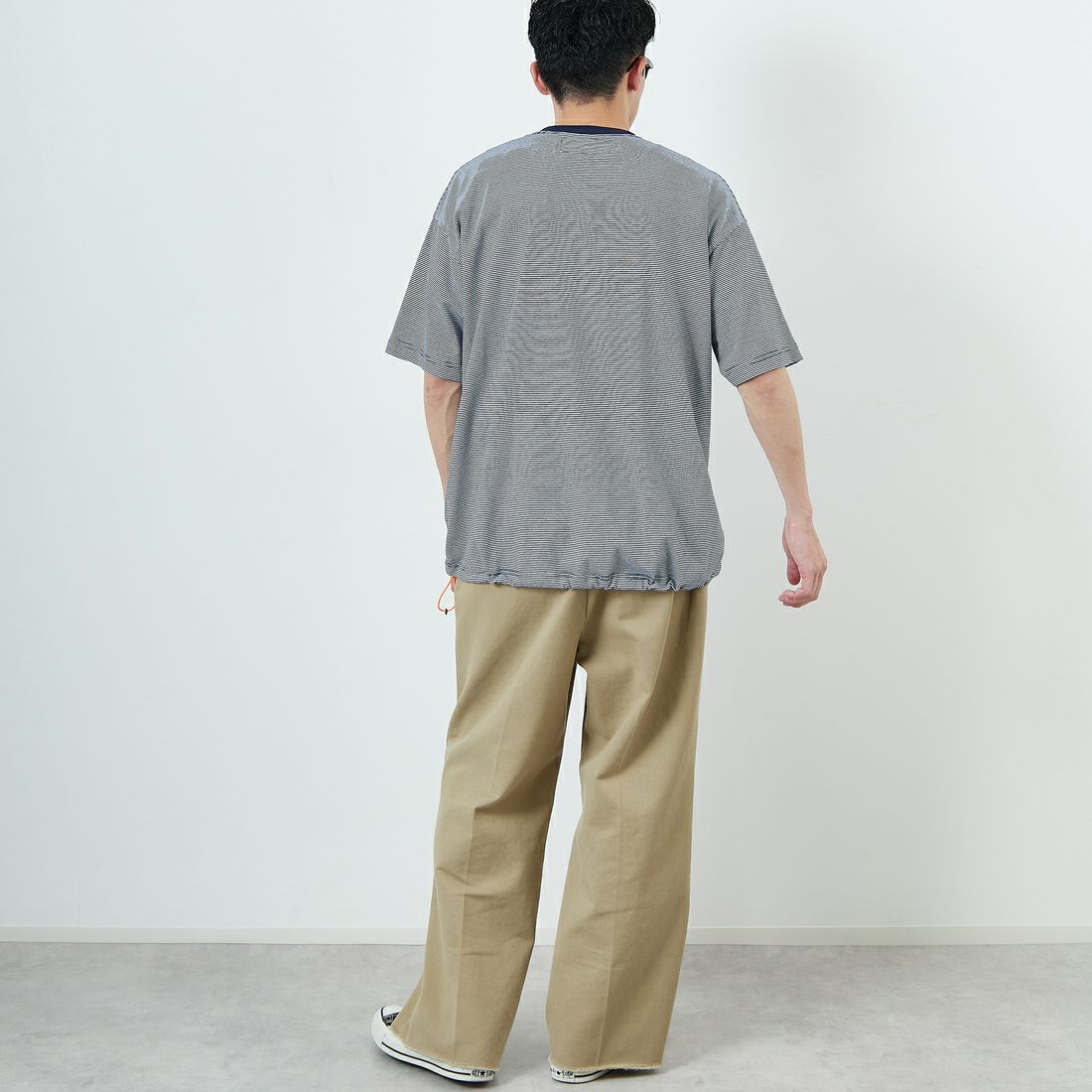 UNIVERSAL OVERALL [ユニバーサルオーバーオール] 別注 ドローコード付き ワイドシルエットTシャツ [U2513282IN-JF] NAVY BD &&モデル身長：167cm 着用サイズ：M&&