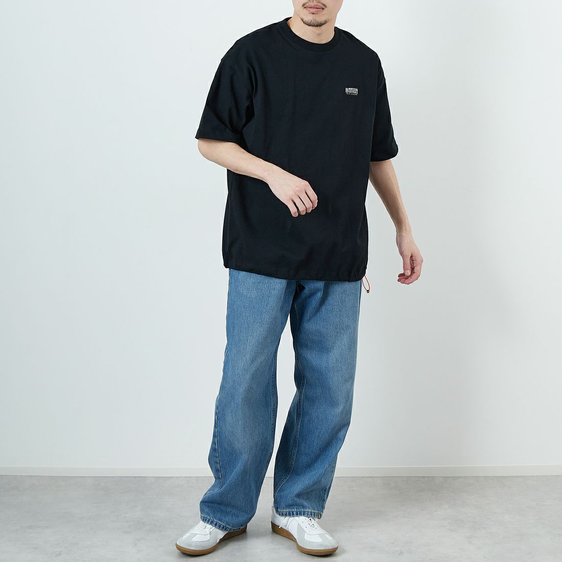 UNIVERSAL OVERALL [ユニバーサルオーバーオール] 別注 ドローコード付き ワイドシルエットTシャツ [U2513282IN-JF] BLACK &&モデル身長：167cm 着用サイズ：M&&