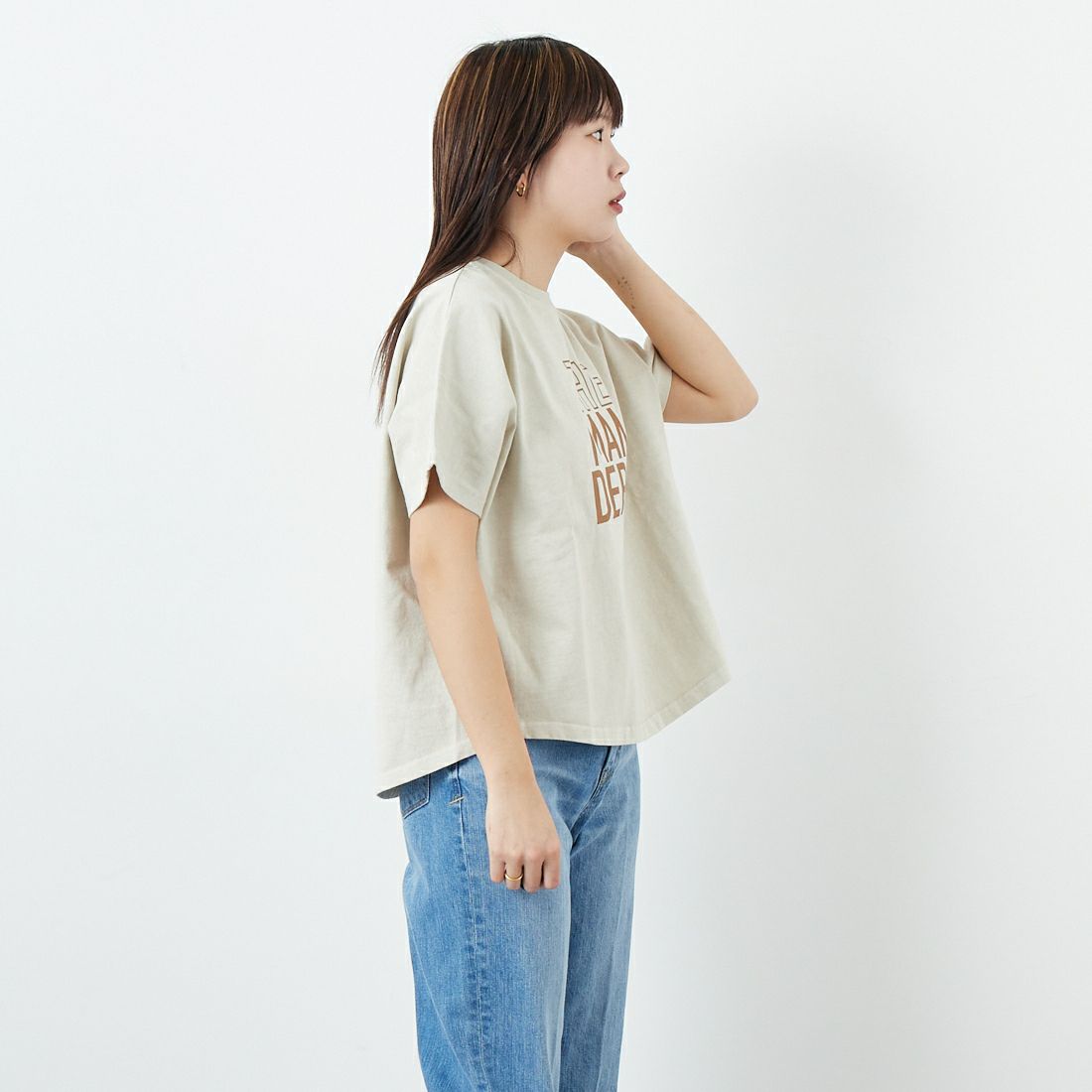 MICA&DEAL [マイカアンドディール] THE MANDERS ロゴプリントTシャツ [0125109053] BEIGE &&モデル身長：167cm 着用サイズ：F&&