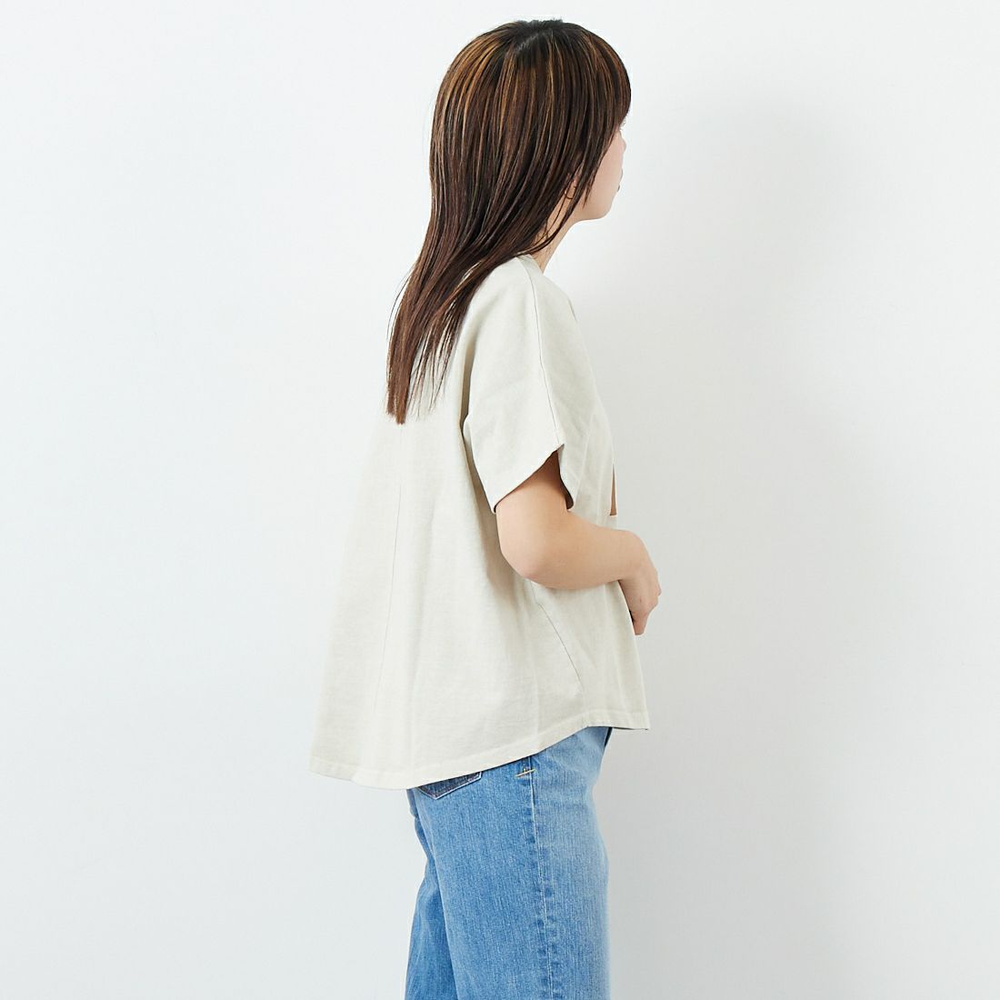 MICA&DEAL [マイカアンドディール] THE MANDERS ロゴプリントTシャツ [0125109053] BEIGE &&モデル身長：167cm 着用サイズ：F&&