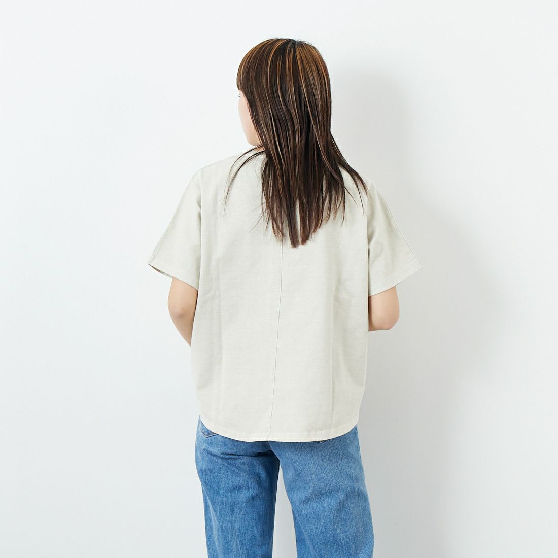 MICA&DEAL [マイカアンドディール] THE MANDERS ロゴプリントTシャツ [0125109053] BEIGE &&モデル身長：167cm 着用サイズ：F&&