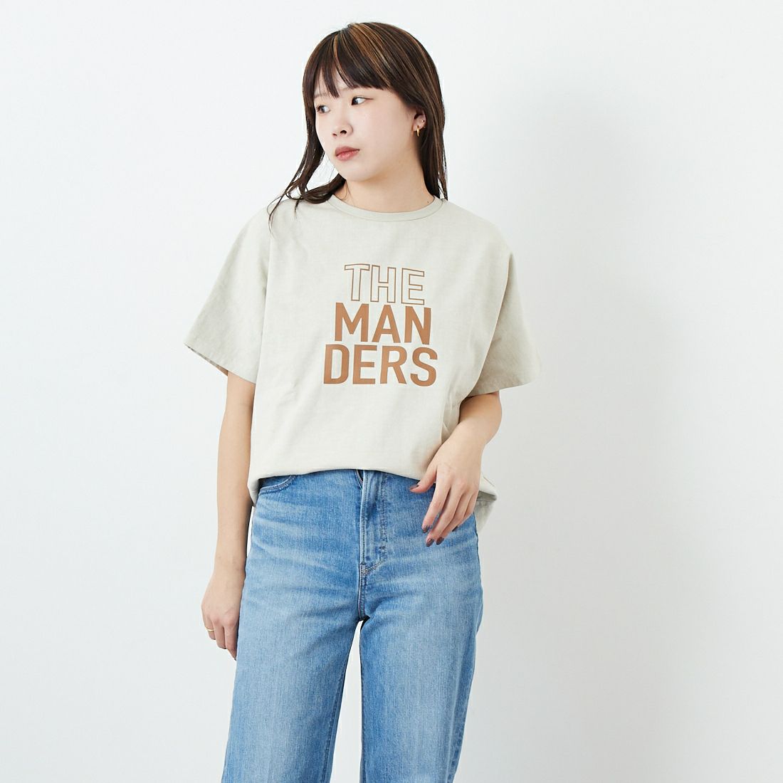 MICA&DEAL [マイカアンドディール] THE MANDERS ロゴプリントTシャツ [0125109053] BEIGE &&モデル身長：167cm 着用サイズ：F&&
