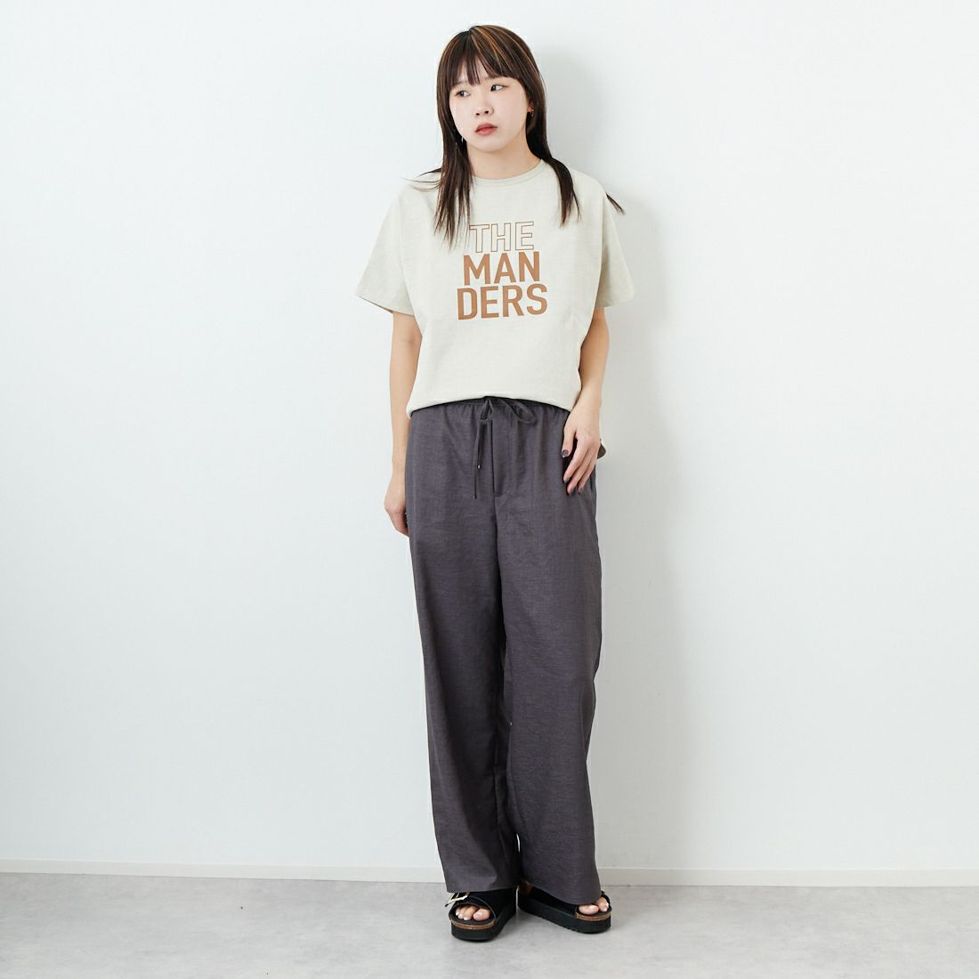 MICA&DEAL [マイカアンドディール] THE MANDERS ロゴプリントTシャツ [0125109053] BEIGE &&モデル身長：167cm 着用サイズ：F&&