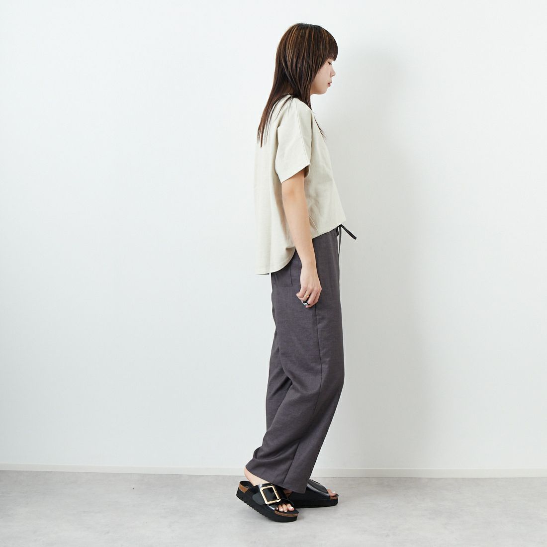 MICA&DEAL [マイカアンドディール] THE MANDERS ロゴプリントTシャツ [0125109053] BEIGE &&モデル身長：167cm 着用サイズ：F&&