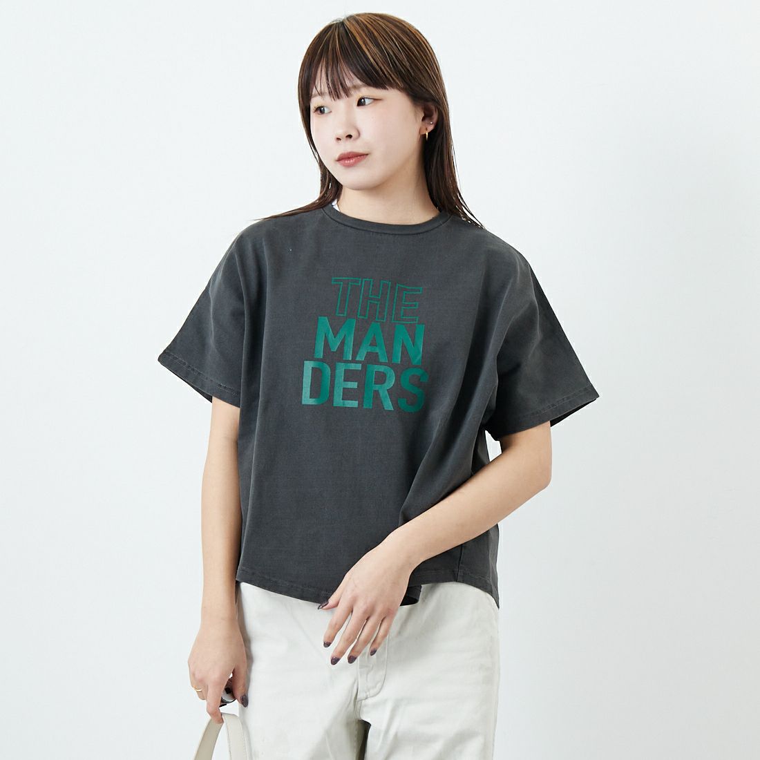 MICA&DEAL [マイカアンドディール] THE MANDERS ロゴプリントTシャツ [0125109053] CHARCOAL &&モデル身長：167cm 着用サイズ：F&&