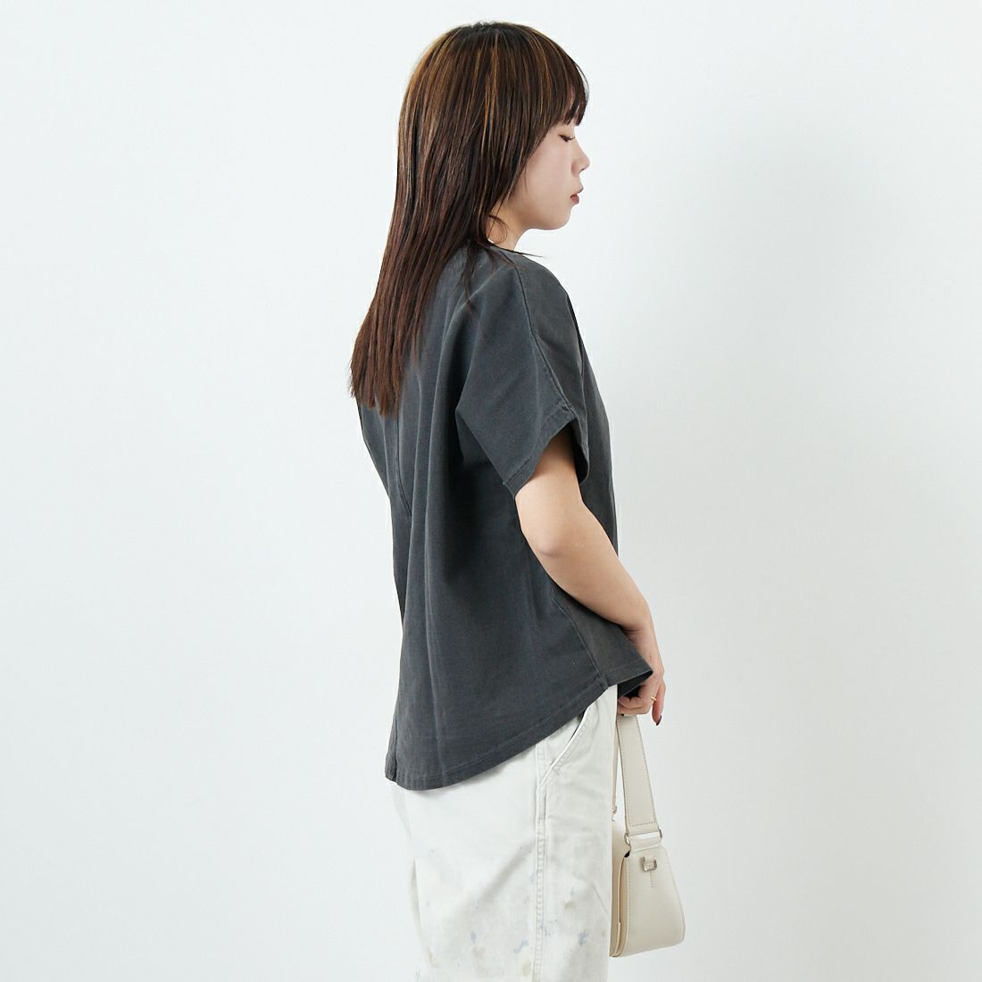 MICA&DEAL [マイカアンドディール] THE MANDERS ロゴプリントTシャツ [0125109053] CHARCOAL &&モデル身長：167cm 着用サイズ：F&&