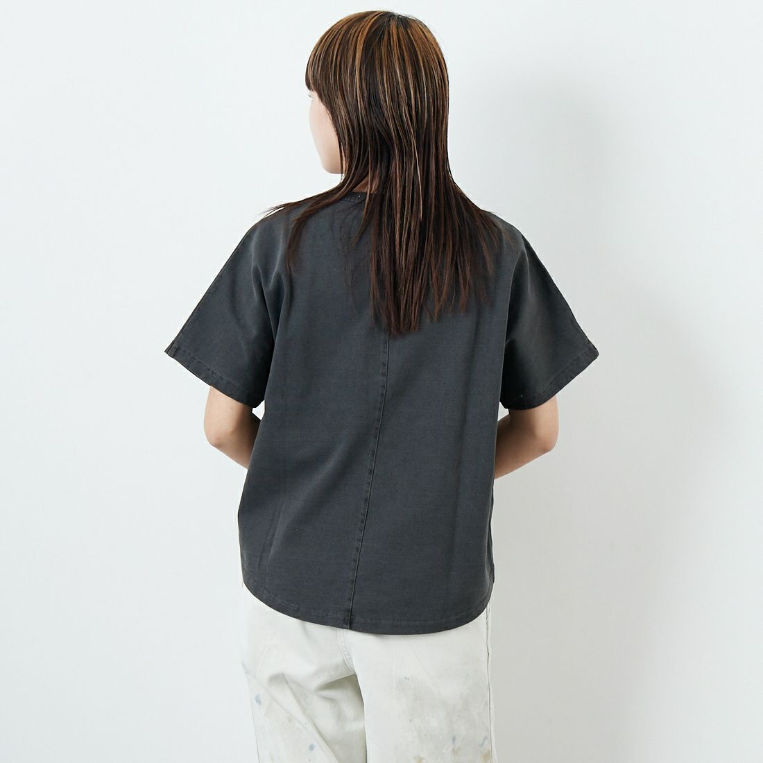 MICA&DEAL [マイカアンドディール] THE MANDERS ロゴプリントTシャツ [0125109053] CHARCOAL &&モデル身長：167cm 着用サイズ：F&&