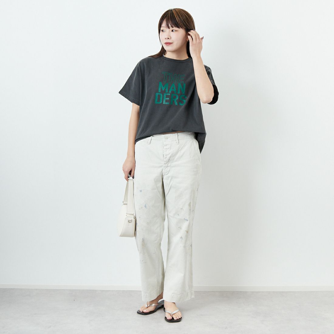 MICA&DEAL [マイカアンドディール] THE MANDERS ロゴプリントTシャツ [0125109053] CHARCOAL &&モデル身長：167cm 着用サイズ：F&&