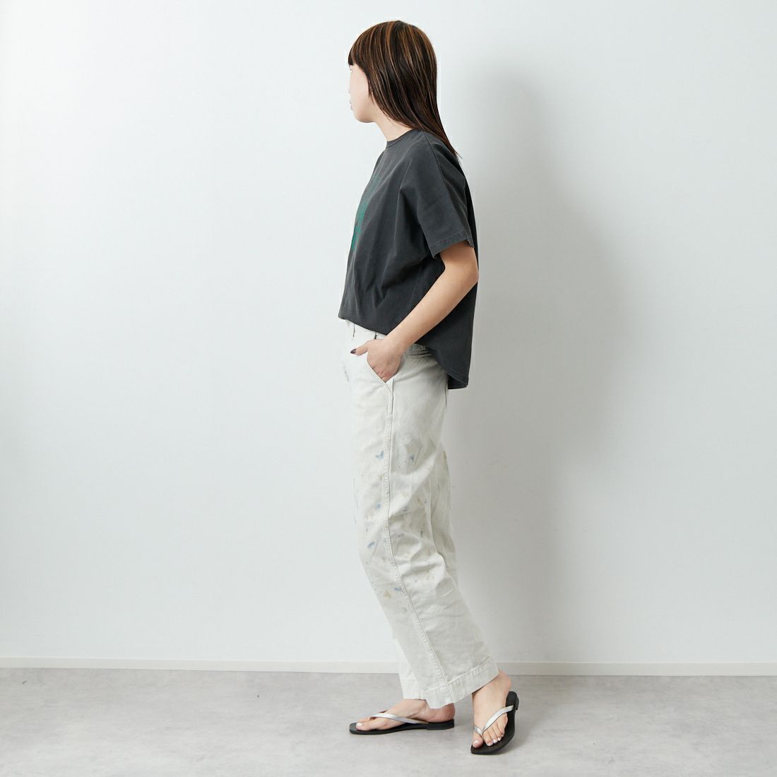 MICA&DEAL [マイカアンドディール] THE MANDERS ロゴプリントTシャツ [0125109053] CHARCOAL &&モデル身長：167cm 着用サイズ：F&&