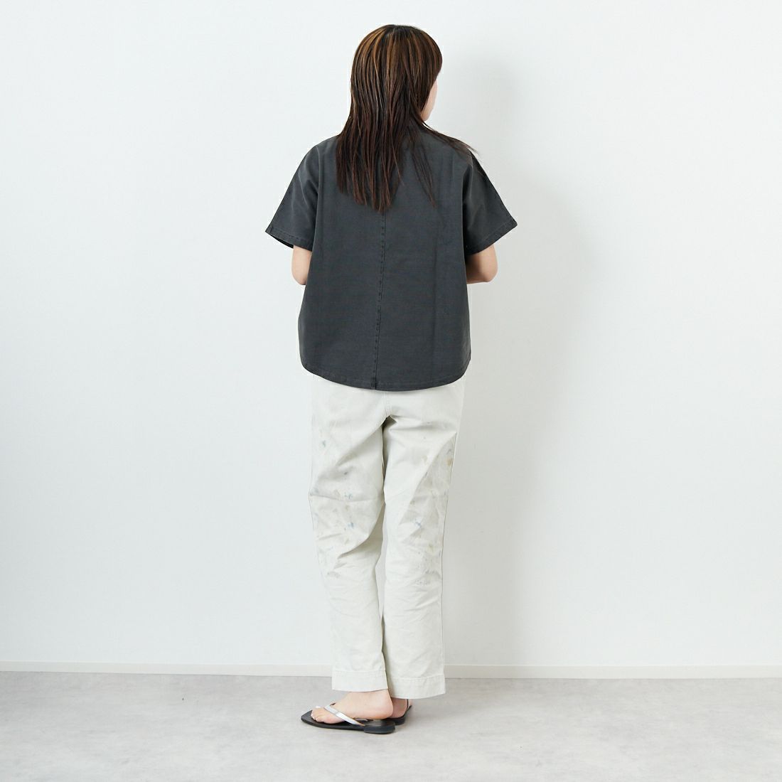MICA&DEAL [マイカアンドディール] THE MANDERS ロゴプリントTシャツ [0125109053] CHARCOAL &&モデル身長：167cm 着用サイズ：F&&