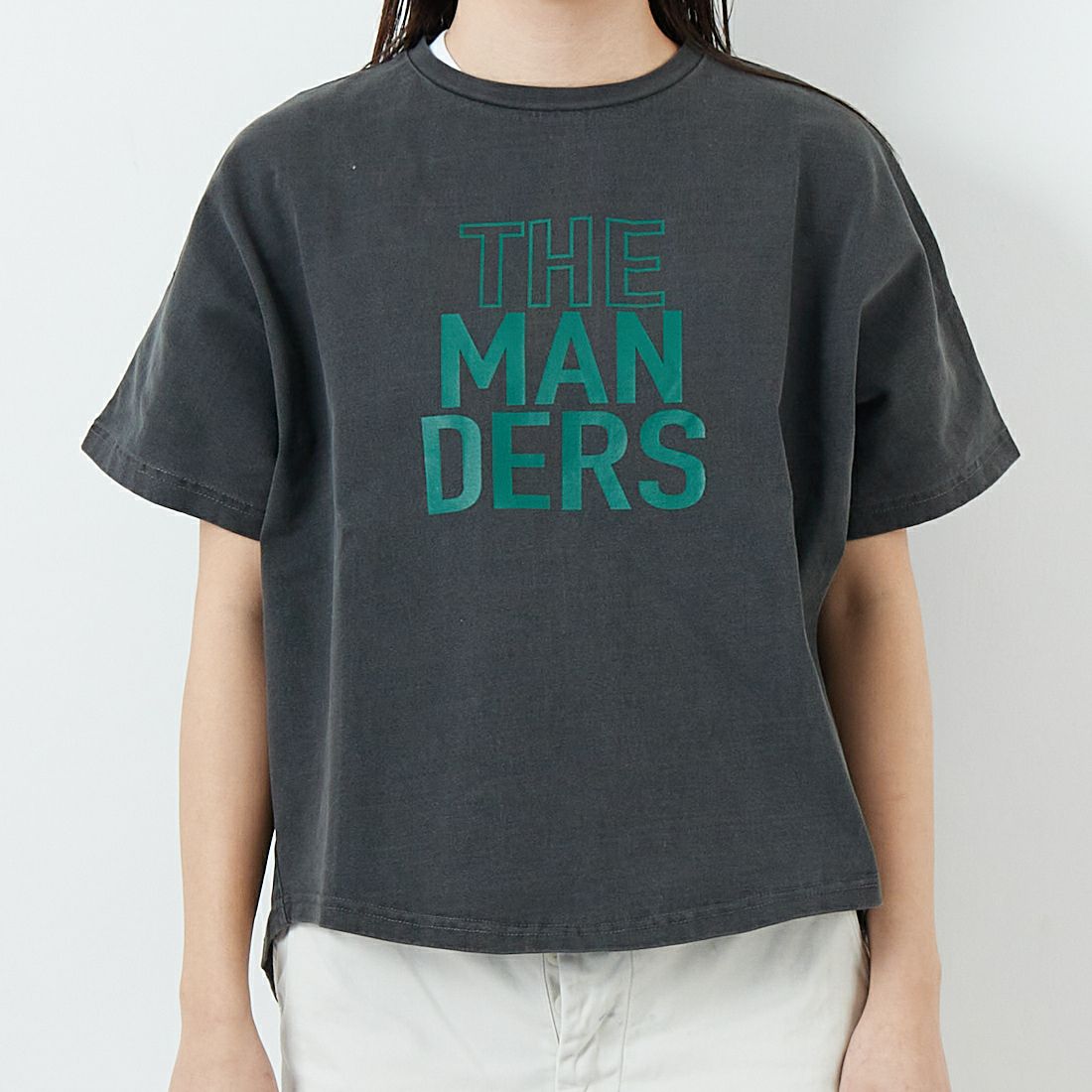 MICA&DEAL [マイカアンドディール] THE MANDERS ロゴプリントTシャツ [0125109053] CHARCOAL &&モデル身長：167cm 着用サイズ：F&&