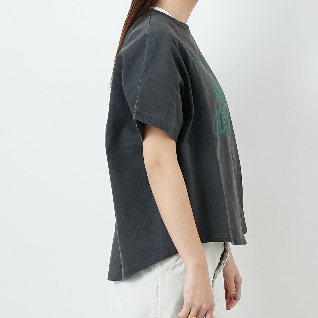 MICA&DEAL [マイカアンドディール] THE MANDERS ロゴプリントTシャツ [0125109053] CHARCOAL &&モデル身長：167cm 着用サイズ：F&&