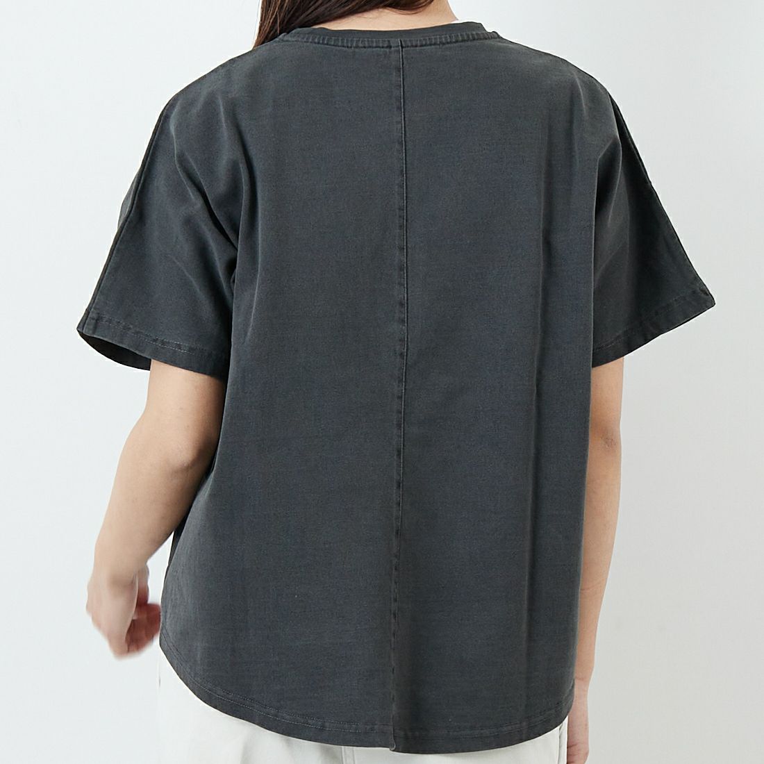 MICA&DEAL [マイカアンドディール] THE MANDERS ロゴプリントTシャツ [0125109053] CHARCOAL &&モデル身長：167cm 着用サイズ：F&&