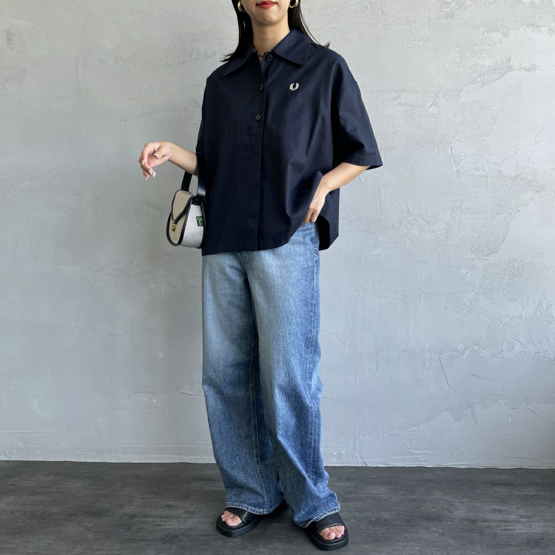 FRED PERRY [フレッドペリー] ワンポイントロゴ刺繍 プラケットシャツブラウス [G9176] 608 NAVY &&モデル身長：163cm 着用サイズ：10&&