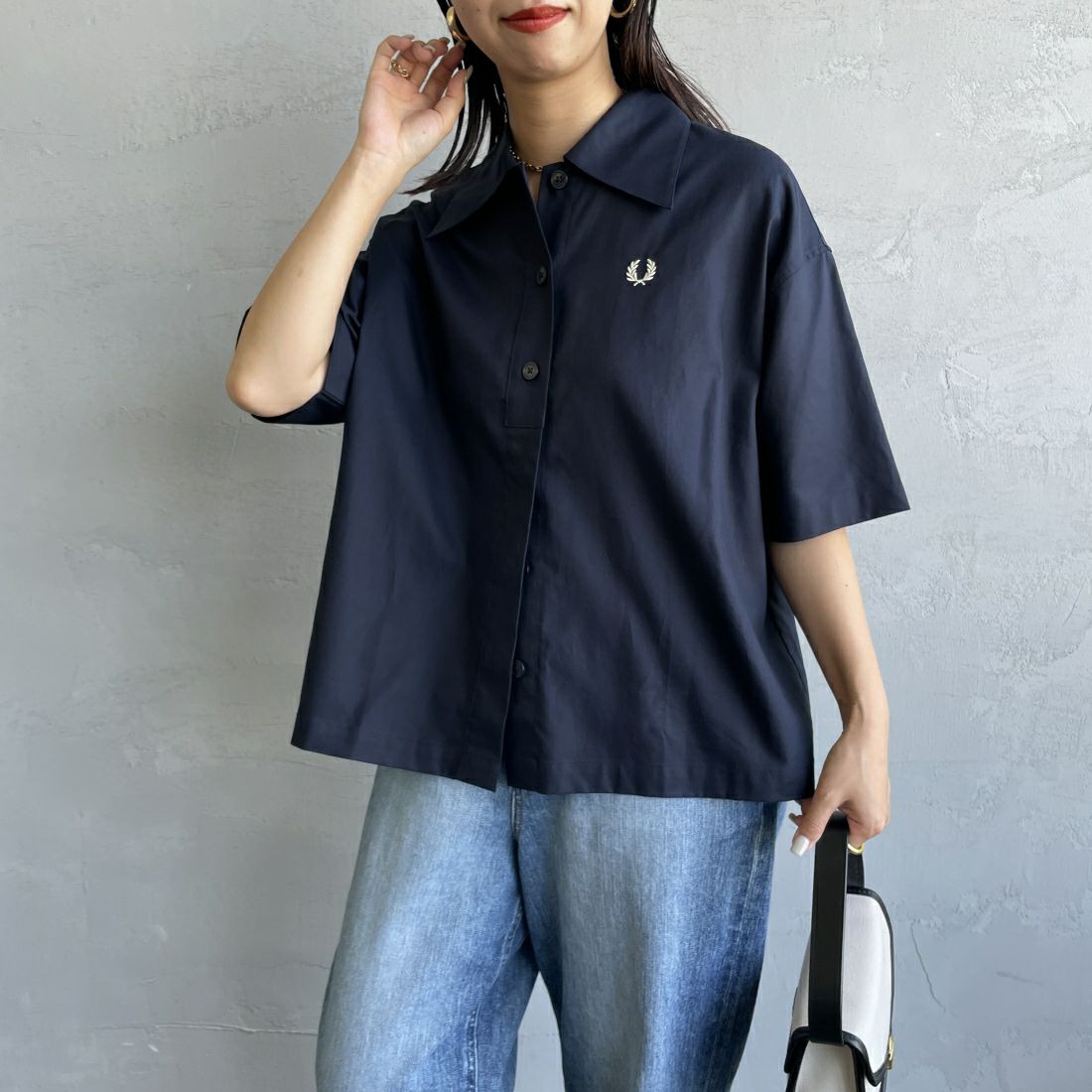 FRED PERRY [フレッドペリー] ワンポイントロゴ刺繍 プラケットシャツブラウス [G9176] 608 NAVY &&モデル身長：163cm 着用サイズ：10&&