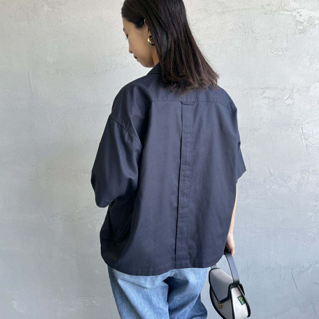 FRED PERRY [フレッドペリー] ワンポイントロゴ刺繍 プラケットシャツブラウス [G9176] 608 NAVY &&モデル身長：163cm 着用サイズ：10&&