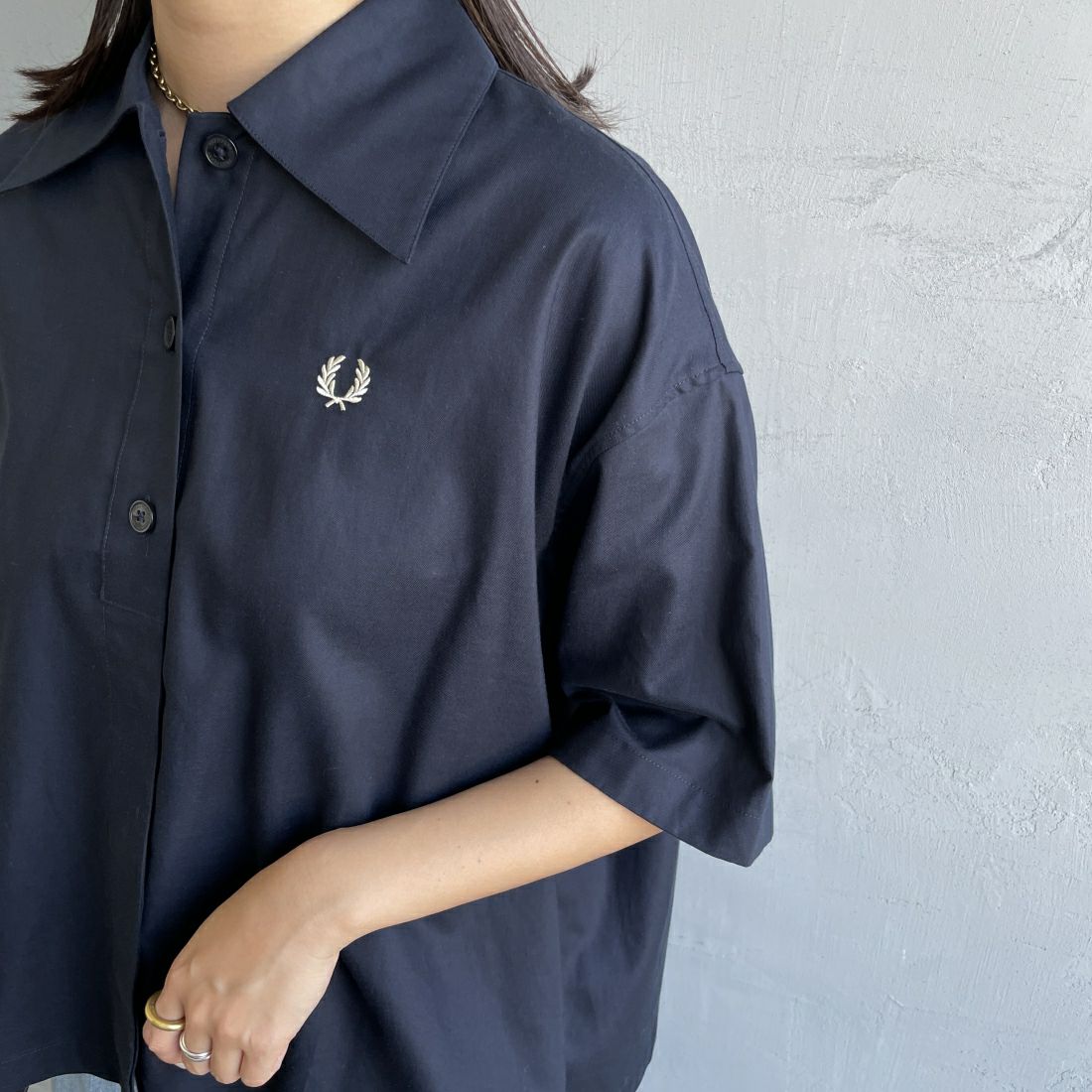 FRED PERRY [フレッドペリー] ワンポイントロゴ刺繍 プラケットシャツブラウス [G9176] 608 NAVY &&モデル身長：163cm 着用サイズ：10&&