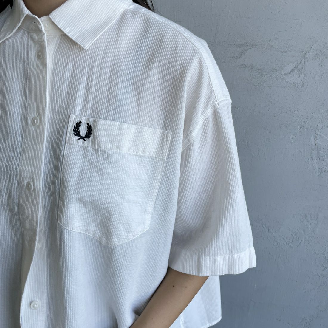 FRED PERRY [フレッドペリー] シアサッカー ショートスリーブシャツブラウス [G9179] 129 SNOW W &&モデル身長：163cm 着用サイズ：10&&
