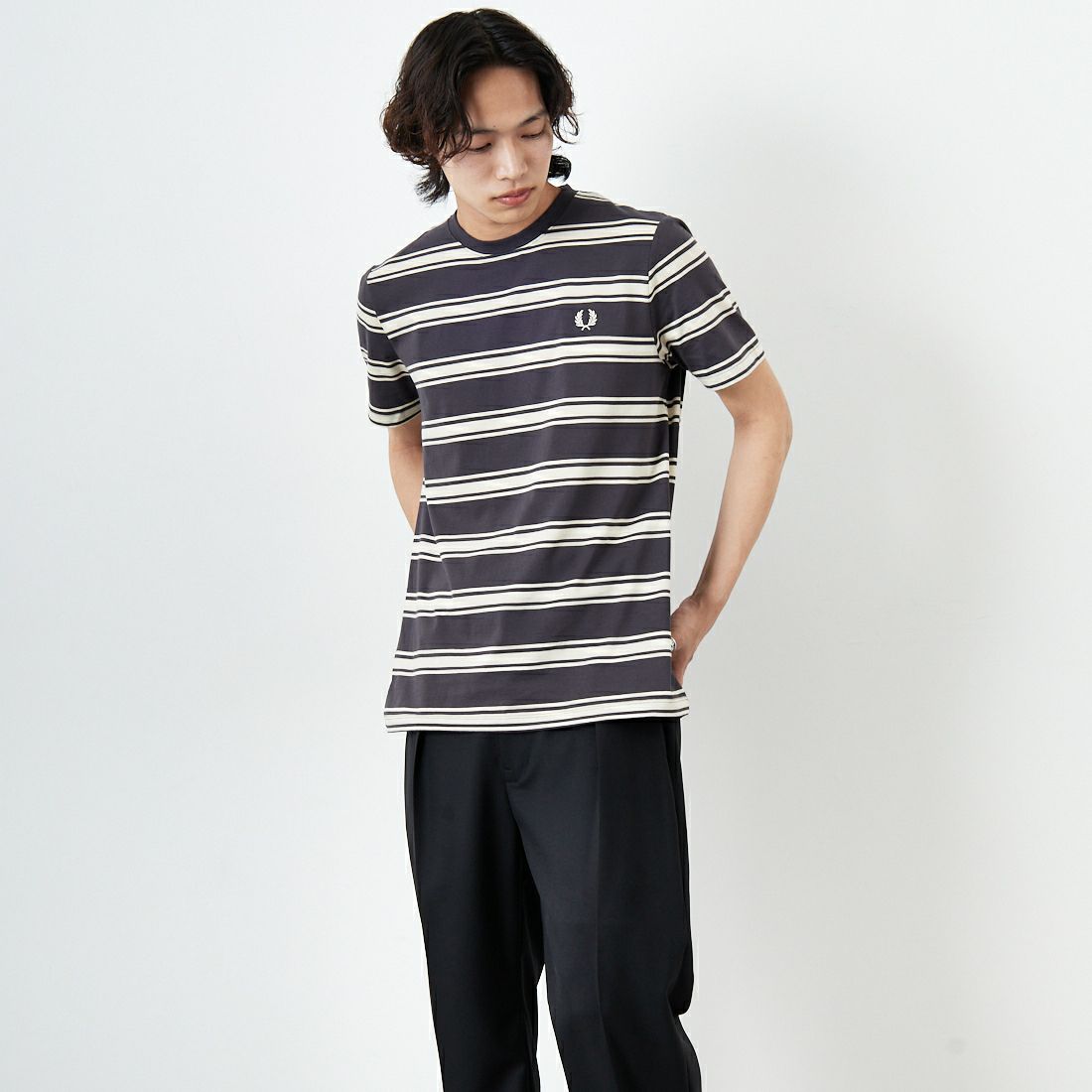 FRED PERRY [フレッドペリー] ファインストライプ ワンポイントロゴ刺繍Tシャツ [M9851] 297 ANCHER &&モデル身長：179cm 着用サイズ：M&&