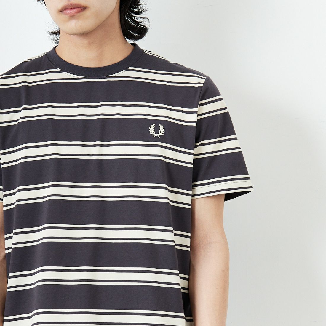 FRED PERRY [フレッドペリー] ファインストライプ ワンポイントロゴ刺繍Tシャツ [M9851] 297 ANCHER &&モデル身長：179cm 着用サイズ：M&&