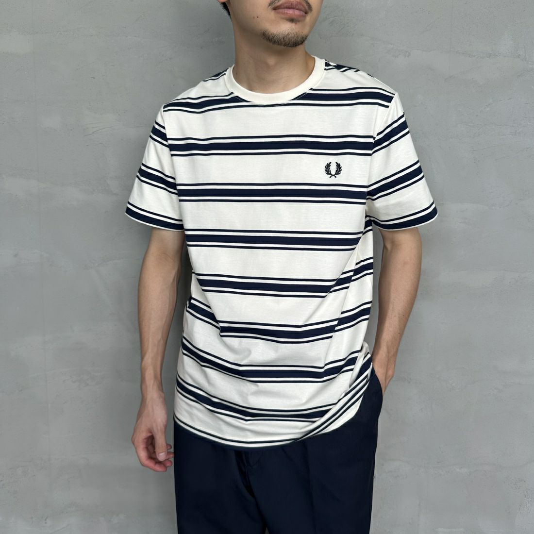 FRED PERRY [フレッドペリー] ファインストライプ ワンポイントロゴ刺繍Tシャツ [M9851] 560 ECRU &&モデル身長：168cm 着用サイズ：M&&
