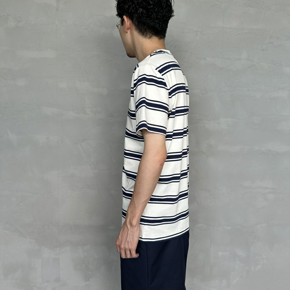 FRED PERRY [フレッドペリー] ファインストライプ ワンポイントロゴ刺繍Tシャツ [M9851] 560 ECRU &&モデル身長：168cm 着用サイズ：M&&