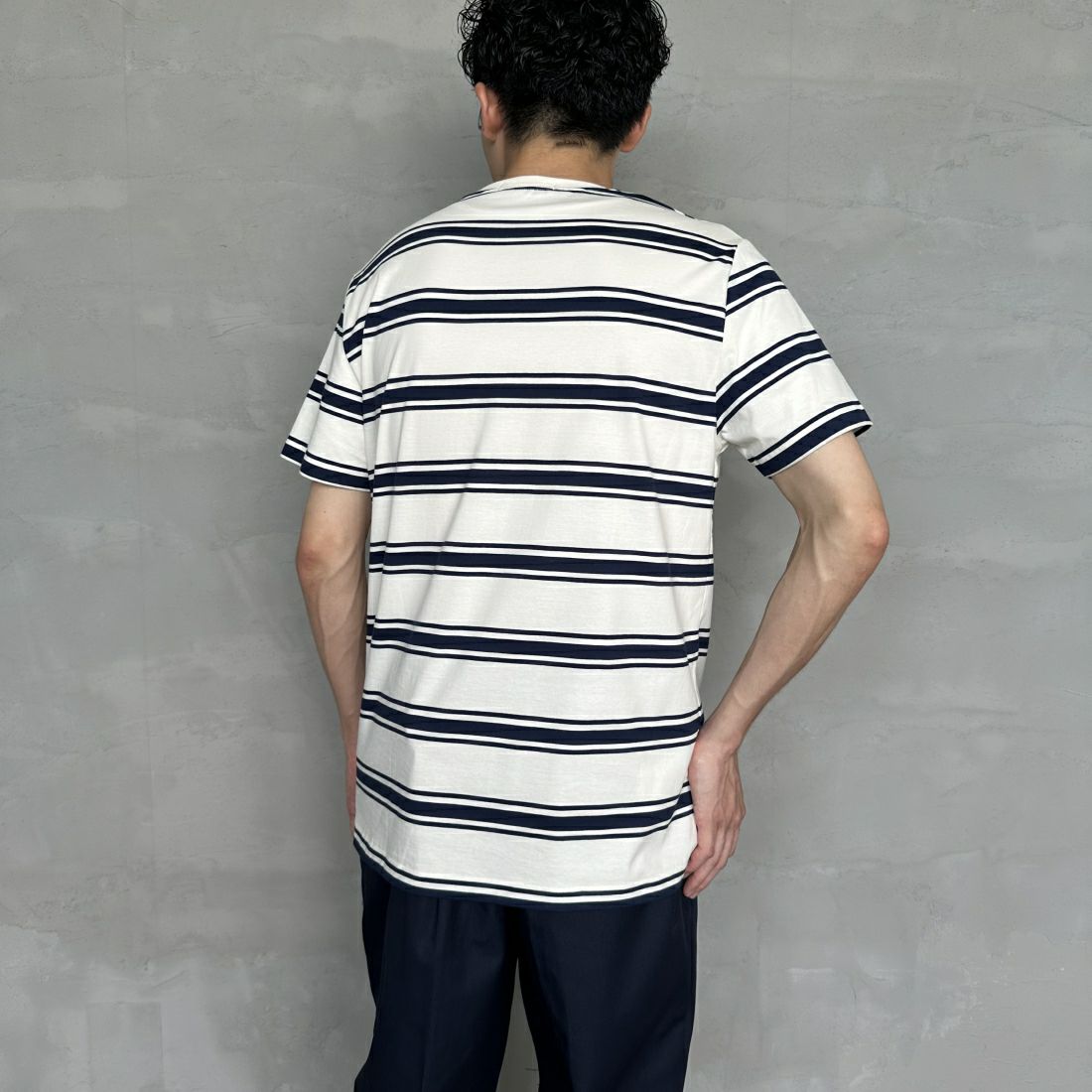 FRED PERRY [フレッドペリー] ファインストライプ ワンポイントロゴ刺繍Tシャツ [M9851] 560 ECRU &&モデル身長：168cm 着用サイズ：M&&