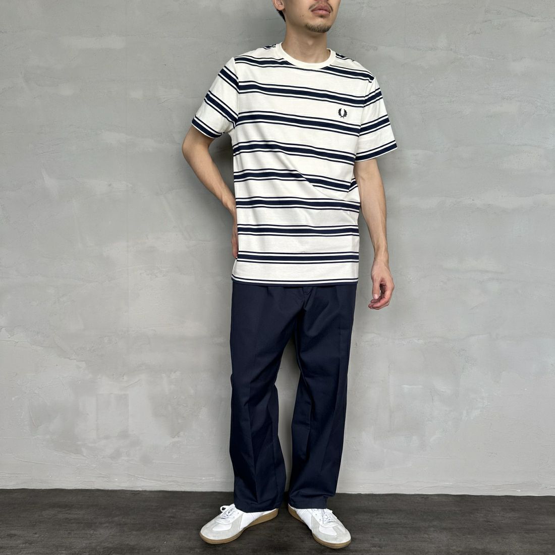 FRED PERRY [フレッドペリー] ファインストライプ ワンポイントロゴ刺繍Tシャツ [M9851] 560 ECRU &&モデル身長：168cm 着用サイズ：M&&
