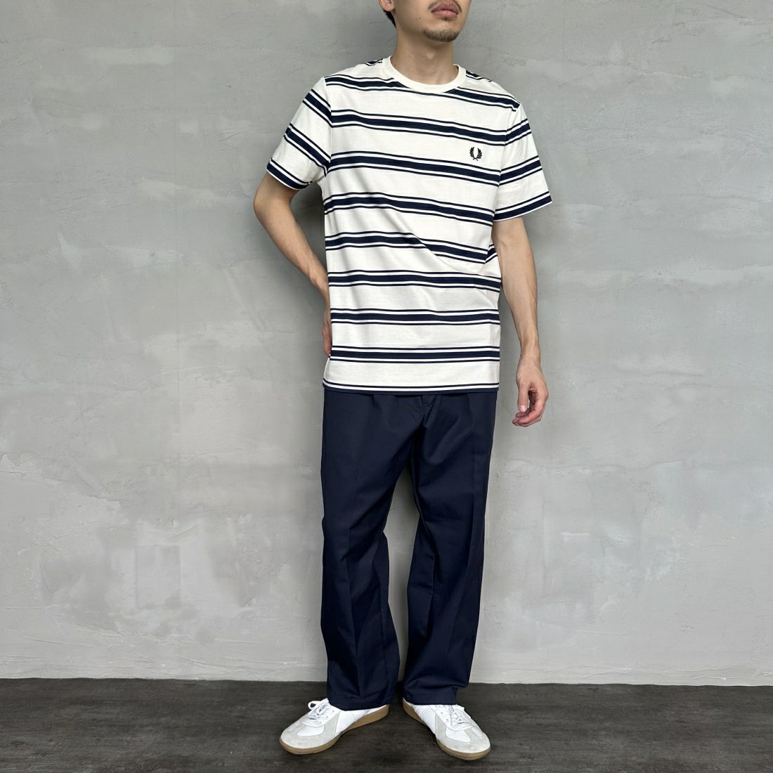 FRED PERRY [フレッドペリー] ファインストライプ ワンポイントロゴ刺繍Tシャツ [M9851] 560 ECRU &&モデル身長：168cm 着用サイズ：M&&