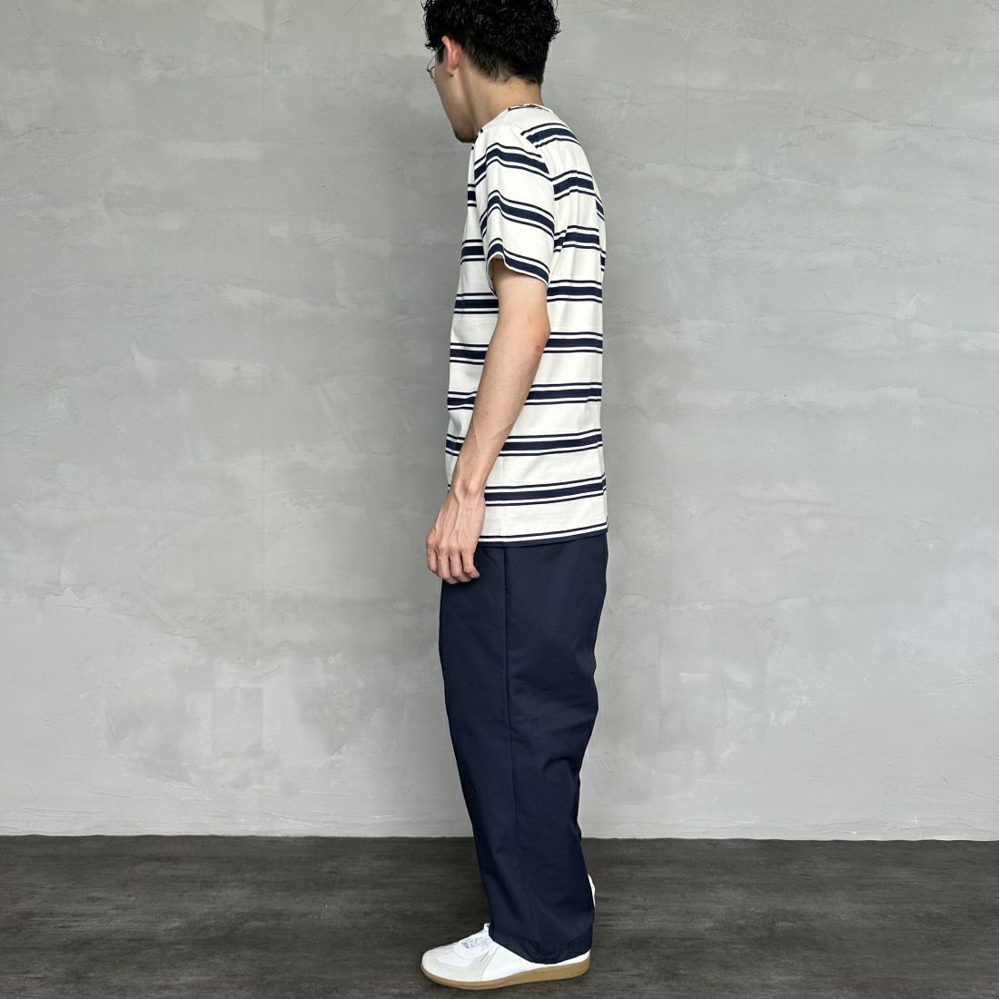 FRED PERRY [フレッドペリー] ファインストライプ ワンポイントロゴ刺繍Tシャツ [M9851] 560 ECRU &&モデル身長：168cm 着用サイズ：M&&