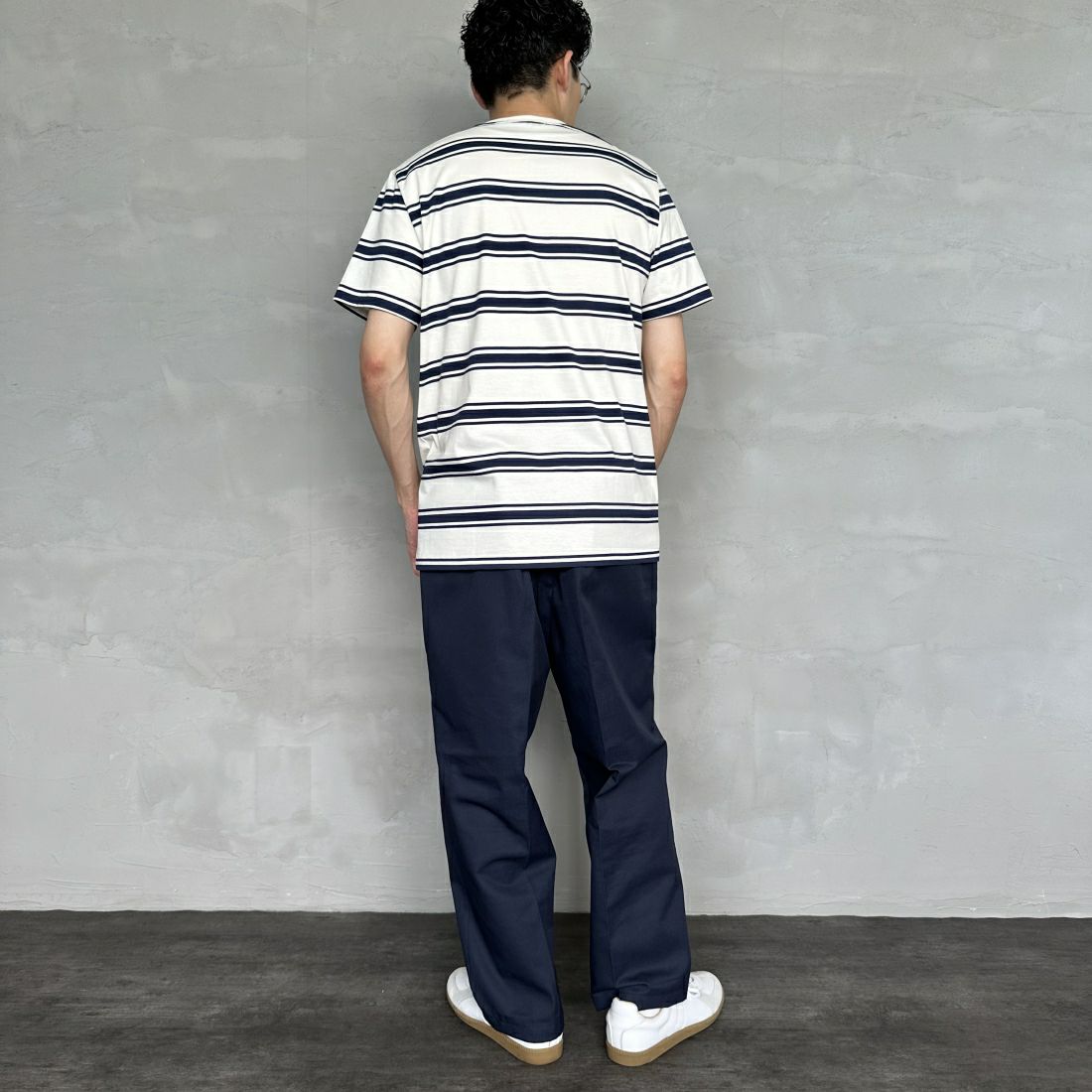 FRED PERRY [フレッドペリー] ファインストライプ ワンポイントロゴ刺繍Tシャツ [M9851] 560 ECRU &&モデル身長：168cm 着用サイズ：M&&