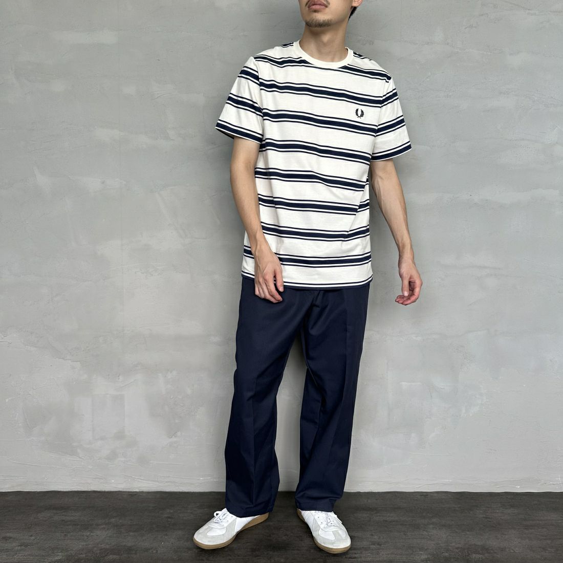 FRED PERRY [フレッドペリー] ファインストライプ ワンポイントロゴ刺繍Tシャツ [M9851] 560 ECRU &&モデル身長：168cm 着用サイズ：M&&