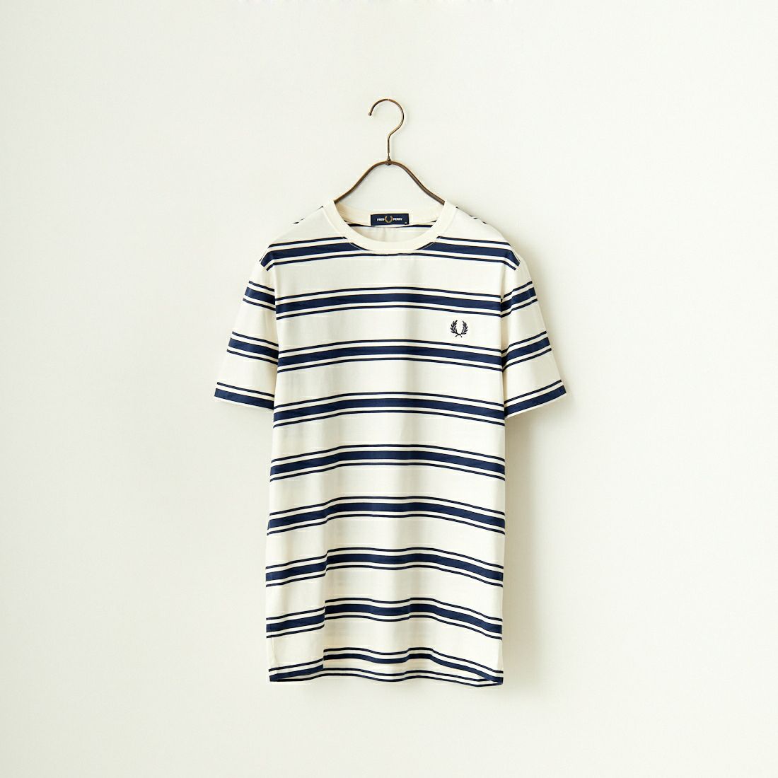 FRED PERRY [フレッドペリー] ファインストライプ ワンポイントロゴ刺繍Tシャツ [M9851] 560 ECRU