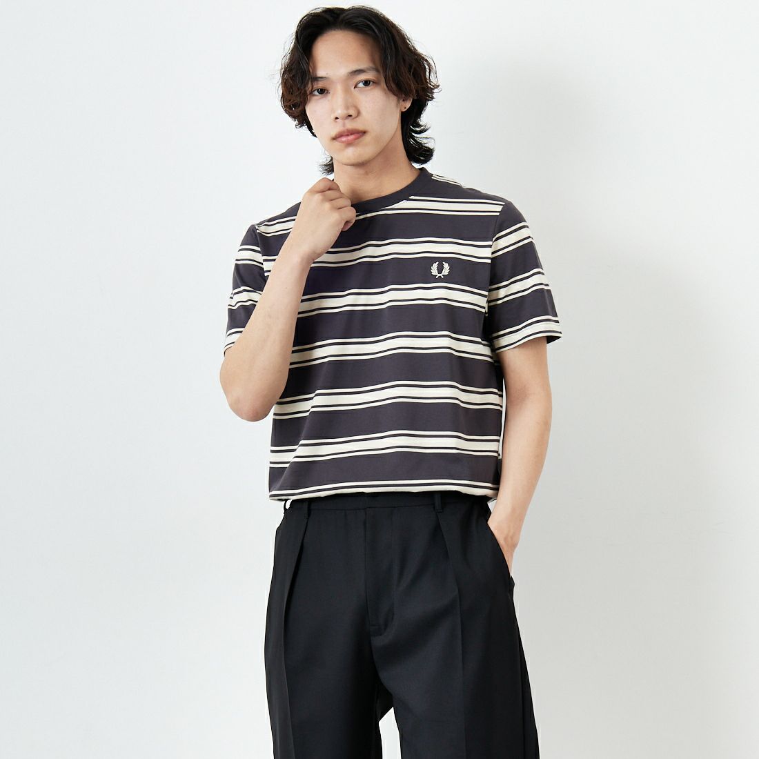 FRED PERRY [フレッドペリー] ファインストライプ ワンポイントロゴ刺繍Tシャツ [M9851] 297 ANCHER &&モデル身長：179cm 着用サイズ：M&&