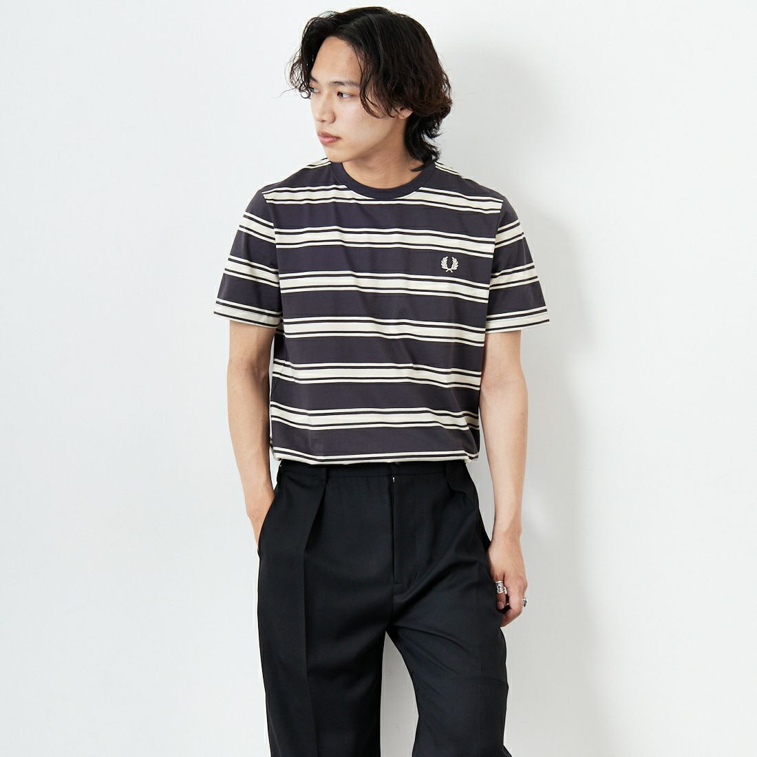 FRED PERRY [フレッドペリー] ファインストライプ ワンポイントロゴ刺繍Tシャツ [M9851] 297 ANCHER &&モデル身長：179cm 着用サイズ：M&&