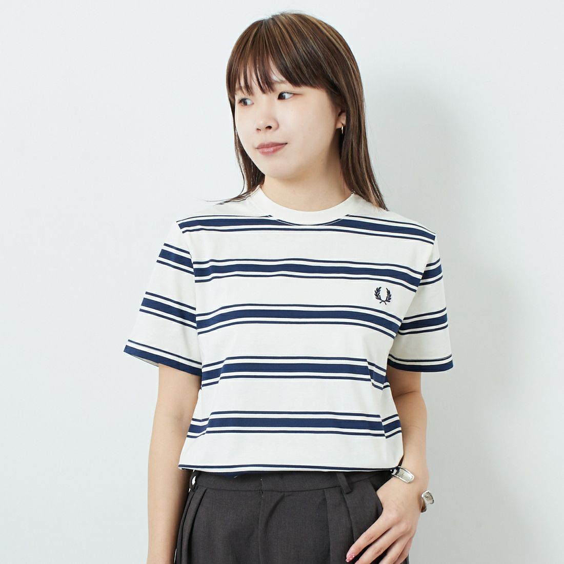 FRED PERRY [フレッドペリー] ファインストライプ ワンポイントロゴ刺繍Tシャツ [M9851] 560 ECRU &&モデル身長：167cm 着用サイズ：S&&