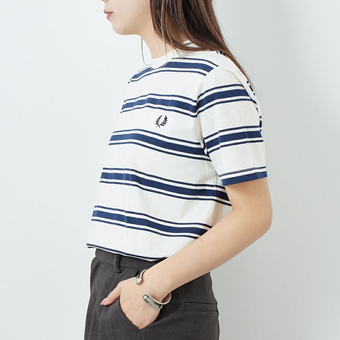 FRED PERRY [フレッドペリー] ファインストライプ ワンポイントロゴ刺繍Tシャツ [M9851] 560 ECRU &&モデル身長：167cm 着用サイズ：S&&