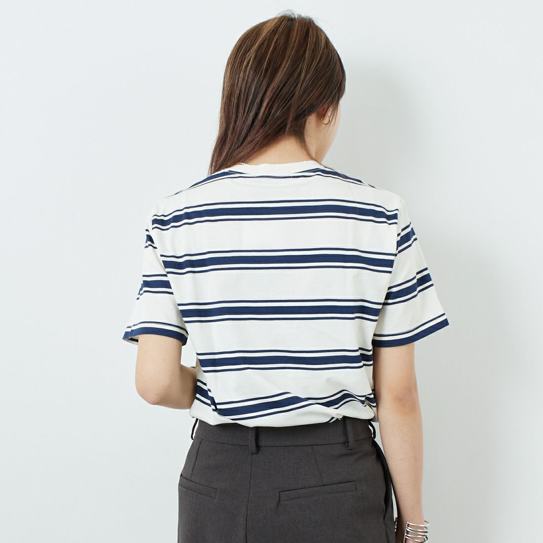 FRED PERRY [フレッドペリー] ファインストライプ ワンポイントロゴ刺繍Tシャツ [M9851] 560 ECRU &&モデル身長：167cm 着用サイズ：S&&