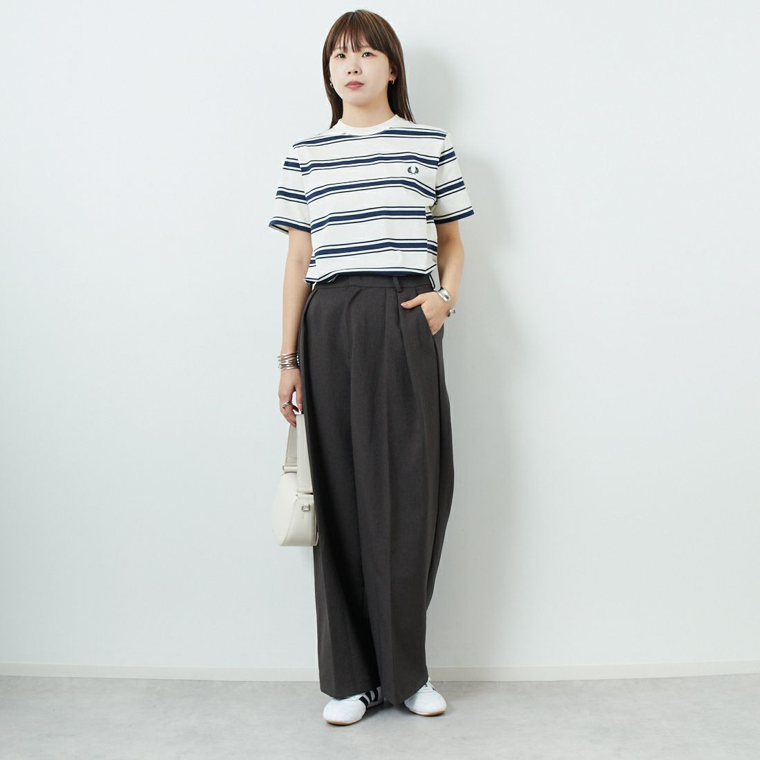 FRED PERRY [フレッドペリー] ファインストライプ ワンポイントロゴ刺繍Tシャツ [M9851] 560 ECRU &&モデル身長：167cm 着用サイズ：S&&