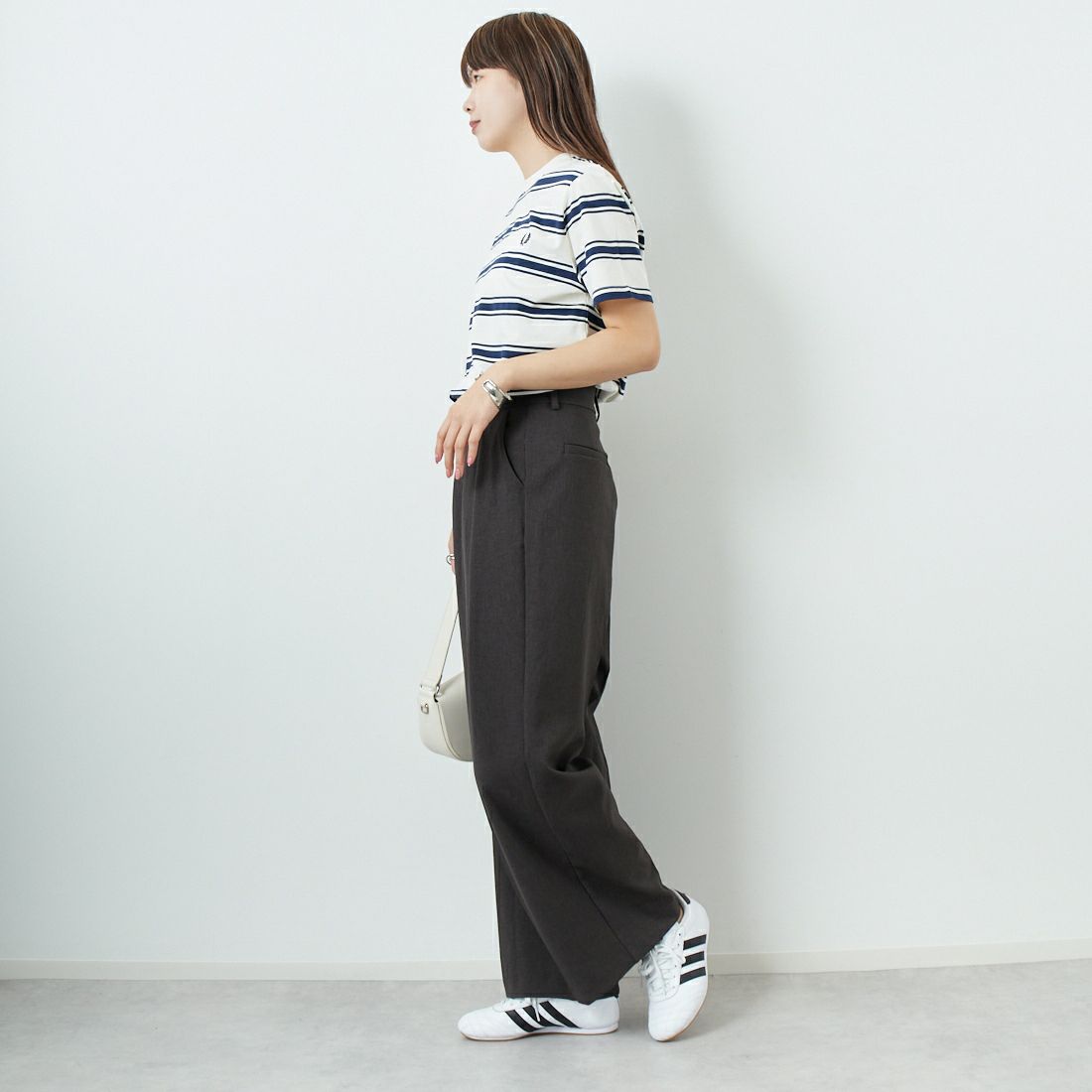 FRED PERRY [フレッドペリー] ファインストライプ ワンポイントロゴ刺繍Tシャツ [M9851] 560 ECRU &&モデル身長：167cm 着用サイズ：S&&