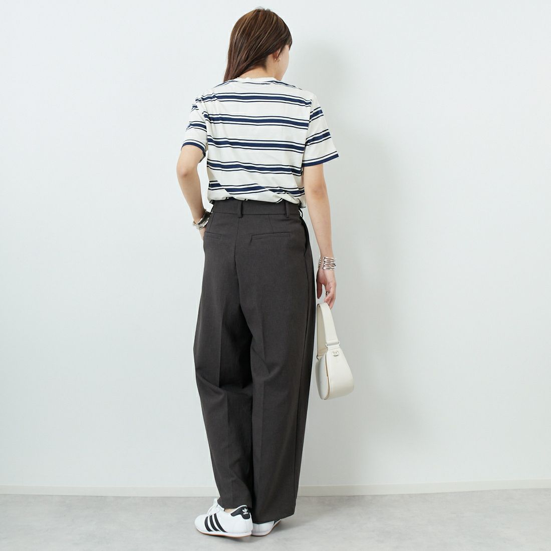 FRED PERRY [フレッドペリー] ファインストライプ ワンポイントロゴ刺繍Tシャツ [M9851] 560 ECRU &&モデル身長：167cm 着用サイズ：S&&