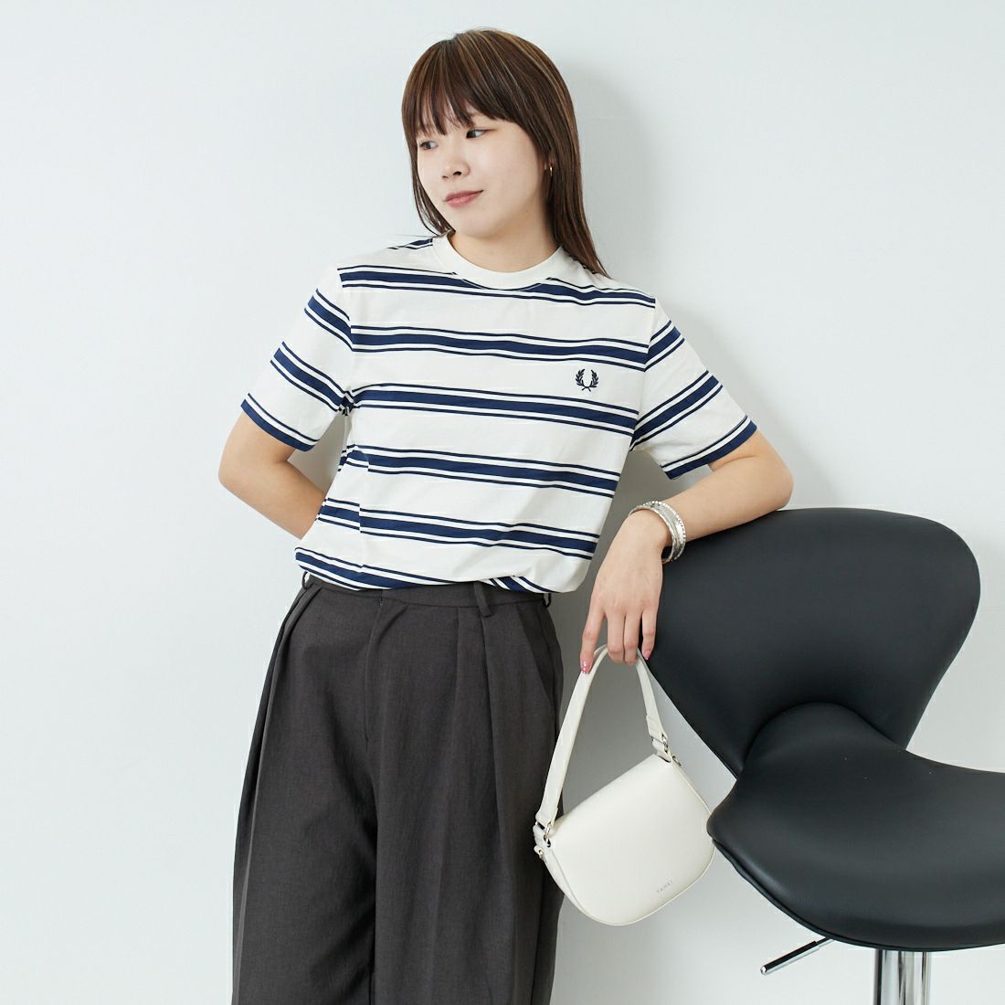 FRED PERRY [フレッドペリー] ファインストライプ ワンポイントロゴ刺繍Tシャツ [M9851] 560 ECRU &&モデル身長：167cm 着用サイズ：S&&