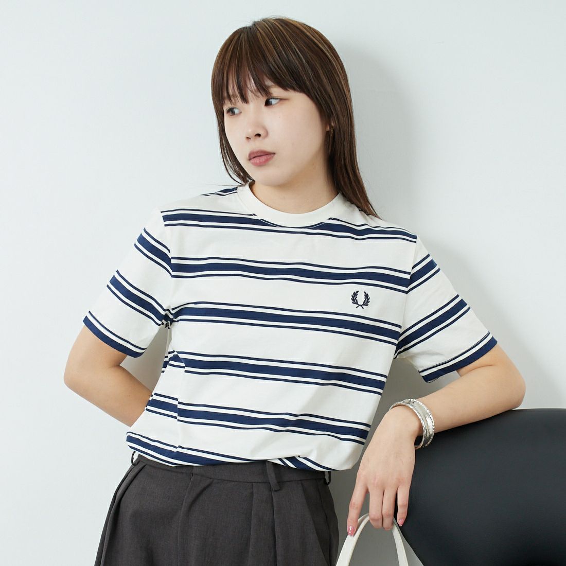 FRED PERRY [フレッドペリー] ファインストライプ ワンポイントロゴ刺繍Tシャツ [M9851] 560 ECRU &&モデル身長：167cm 着用サイズ：S&&