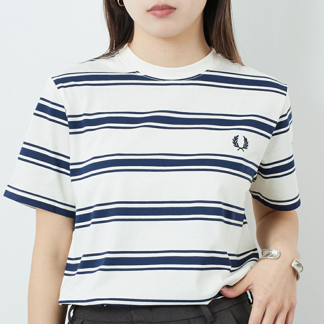 FRED PERRY [フレッドペリー] ファインストライプ ワンポイントロゴ刺繍Tシャツ [M9851] 560 ECRU &&モデル身長：167cm 着用サイズ：S&&