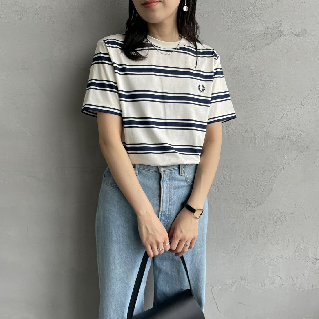 FRED PERRY [フレッドペリー] ファインストライプ ワンポイントロゴ刺繍Tシャツ [M9851] 560 ECRU &&モデル身長：160cm 着用サイズ：S&&