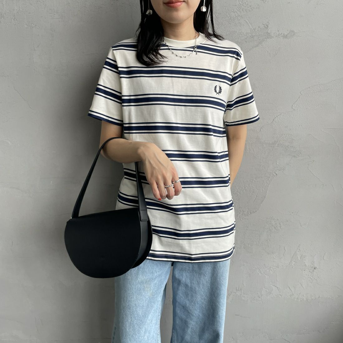 FRED PERRY [フレッドペリー] ファインストライプ ワンポイントロゴ刺繍Tシャツ [M9851] 560 ECRU &&モデル身長：160cm 着用サイズ：S&&