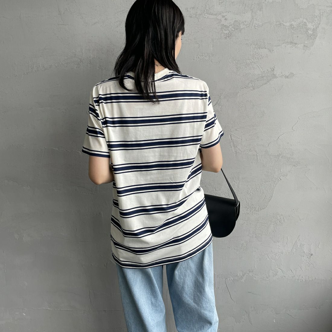 FRED PERRY [フレッドペリー] ファインストライプ ワンポイントロゴ刺繍Tシャツ [M9851] 560 ECRU &&モデル身長：160cm 着用サイズ：S&&