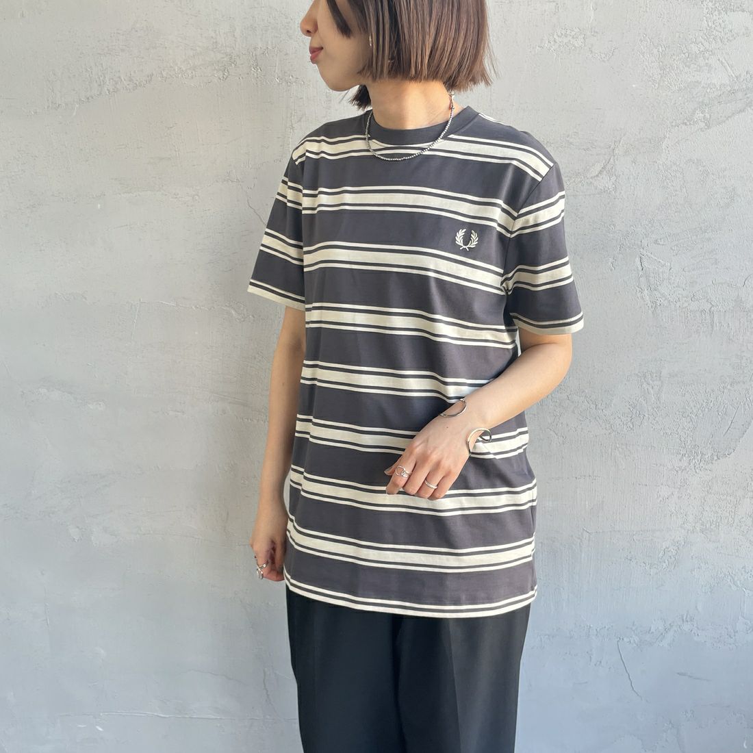 FRED PERRY [フレッドペリー] ファインストライプ ワンポイントロゴ刺繍Tシャツ [M9851] 297 ANCHER &&モデル身長：159cm 着用サイズ：S&&