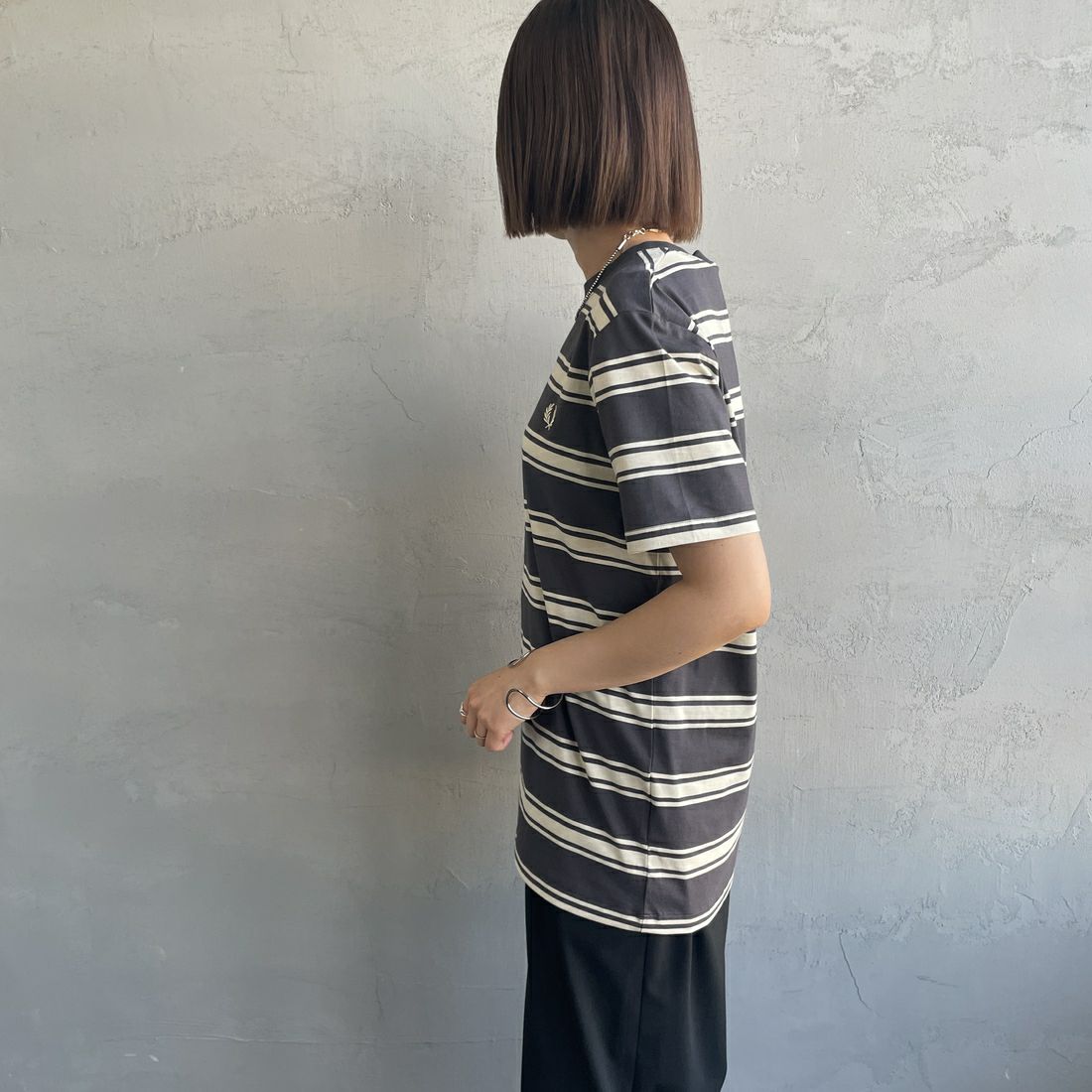 FRED PERRY [フレッドペリー] ファインストライプ ワンポイントロゴ刺繍Tシャツ [M9851] 297 ANCHER &&モデル身長：159cm 着用サイズ：S&&