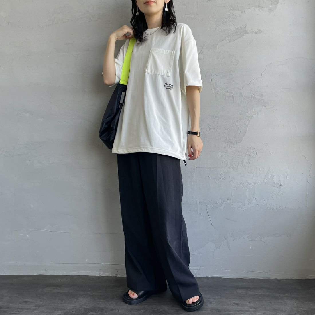 Marmot [マーモット] 別注 ドローコード付き ワンポイントロゴポケットTシャツ [MTSS25MST332IN-JF] WHITE &&モデル身長：160cm 着用サイズ：S&&